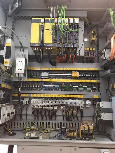 Usato CENTRO DI LAVORO VERTICALE 5 ASSI