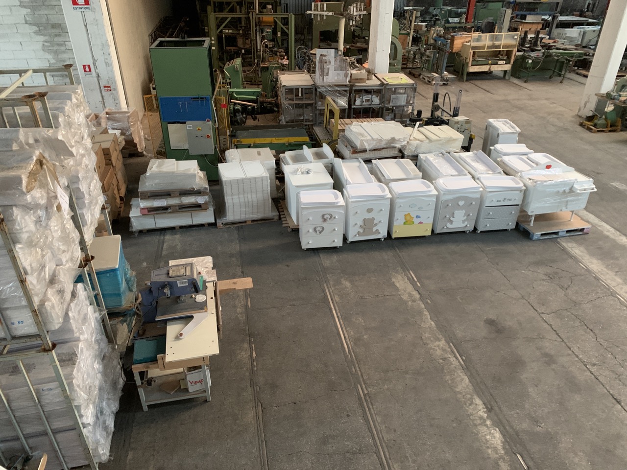 Usato Magazzino completo di una fabbrica di produzione lettini di alta qualità