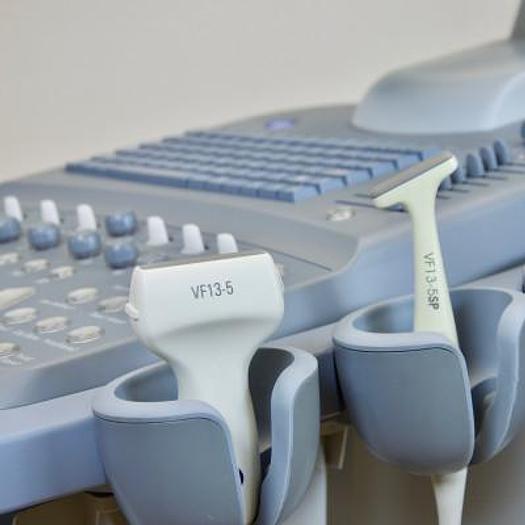 Used ECHOGRAPHE COULEUR DOPPLER SIEMENS X300 ECRAN PLAT AVEC SONDE SUPERFICIELLE V13-5