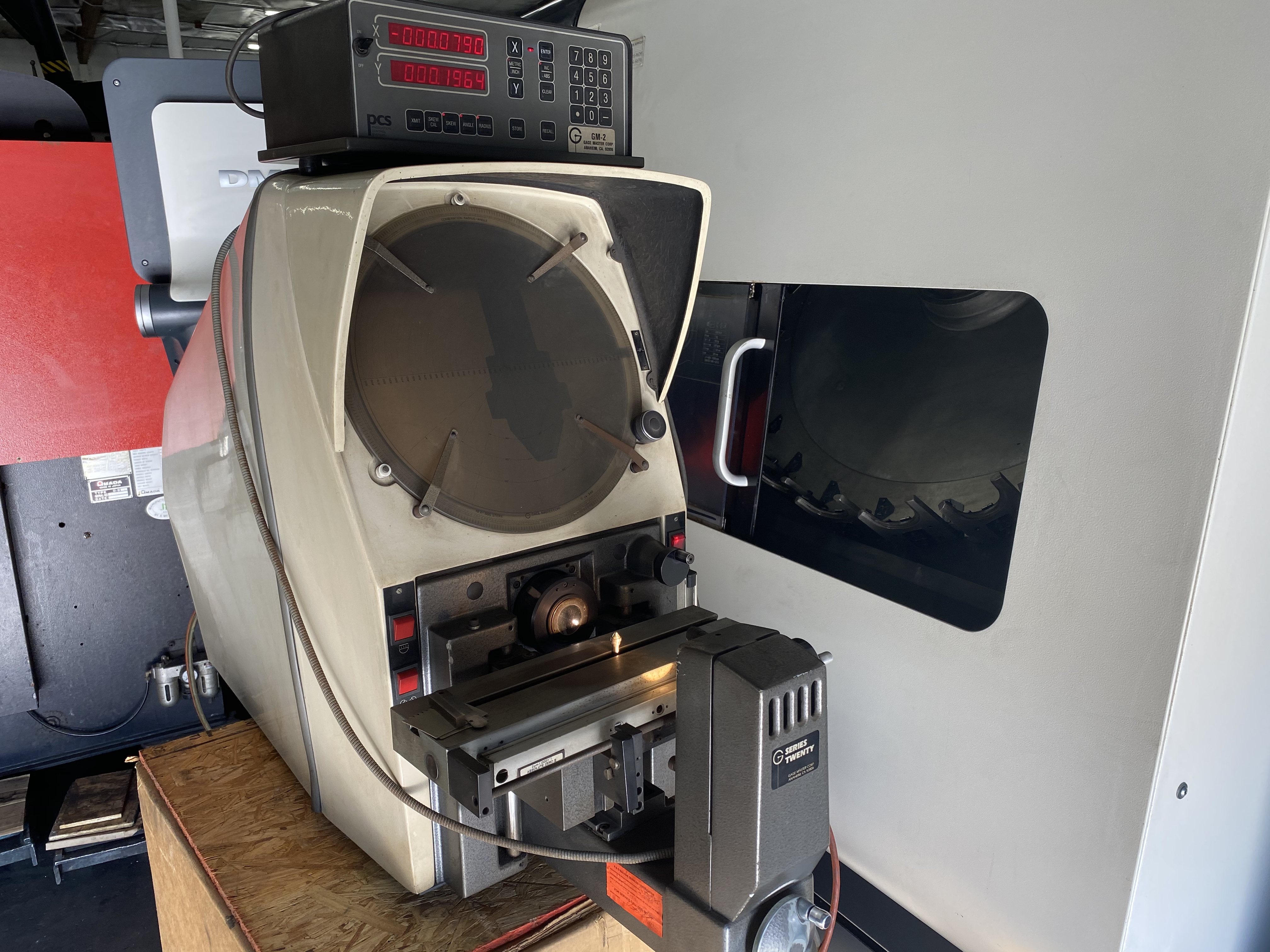 Used GAGE MASTER No. 29GM2 OPTICAL 13" COMPARATOR 4" x 14-1/2" Work Area, Digital Readout 5711