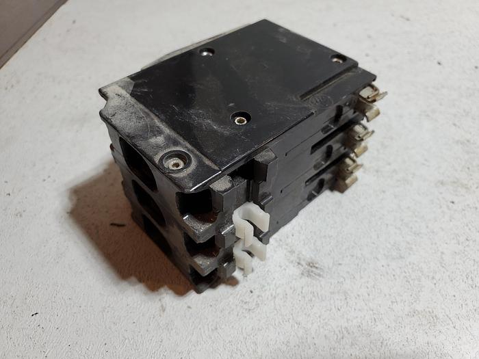 Used SQUARE D QOB3100 CIRCUIT BREAKER BOLT ON 3POLE 100A 240V (J1)