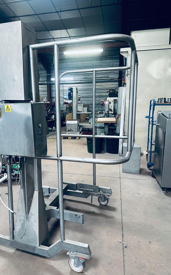 D'occasion ELEVATEUR DE BAC EUROPE 200 L MOBILE