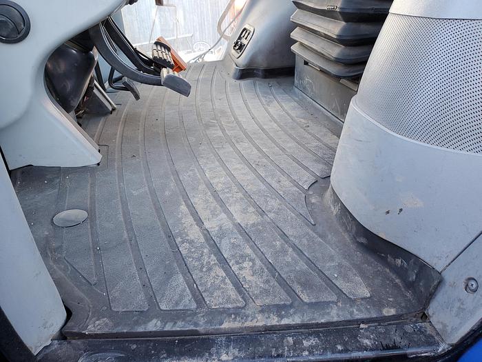 Used 2017 New Holland T8.380 Tractor w/ CVT Trans ** 2000 Hrs **