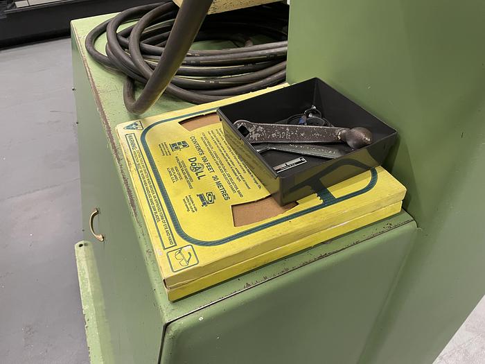 Gebruikt Doall vert.lintzaagmachine