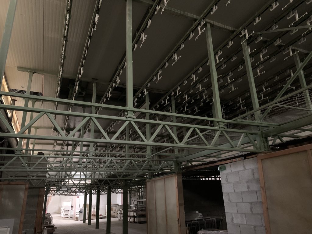 Usato Catena di verniciatura ad acqua per letti di bambini o prodotti similari, da 865 metri lineari, robots, coppe rotanti e accessori.