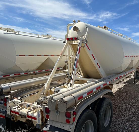 Used 1987 Fruehauf Pneumatic Trailer