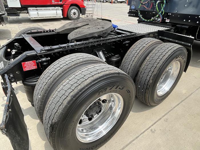 2022 Volvo VNL64, Cummins ISX 12L 400HP CNG Engine, Amazon Truck, 600 miles only
