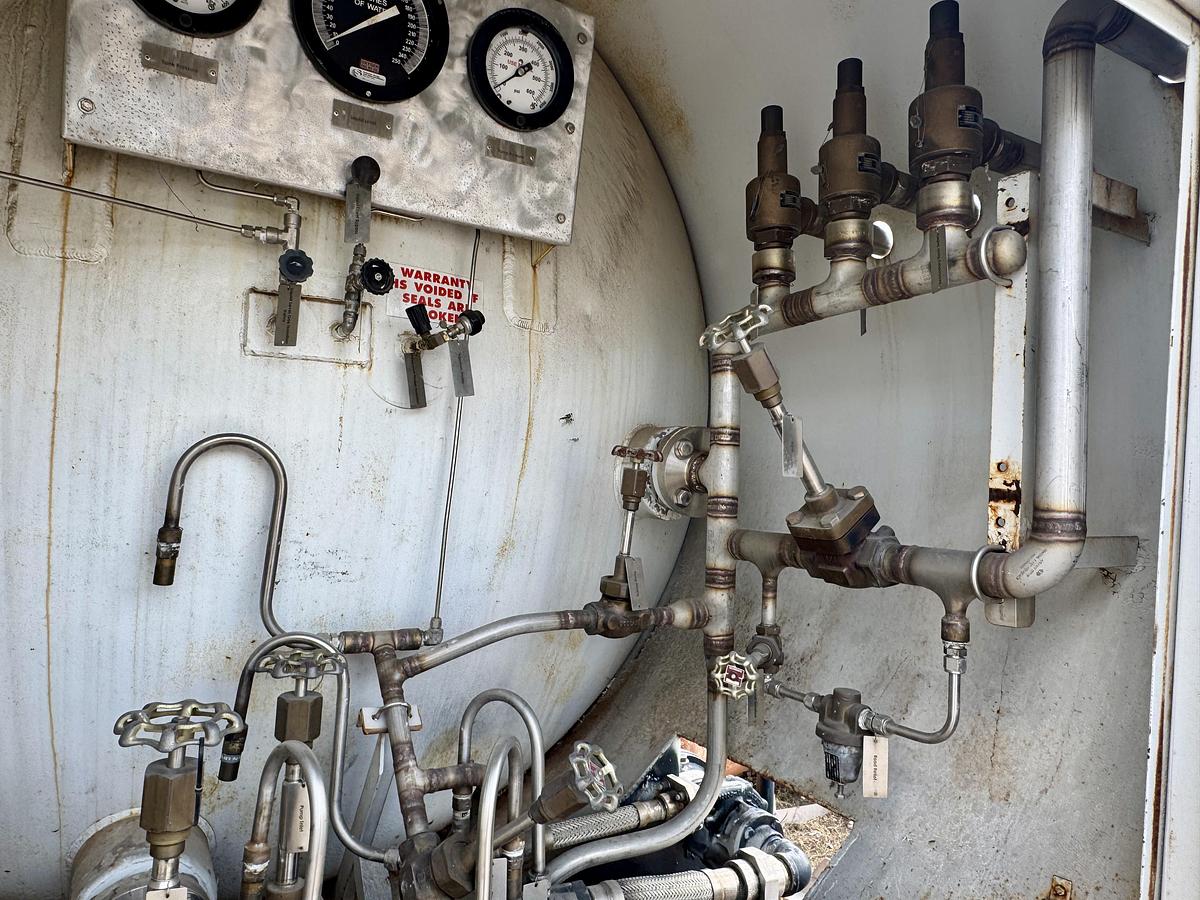 Used Advance Tank Mfg 600 Gallon on 20 ft Goose neck trailer