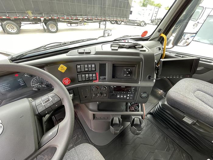 2022 Volvo VNL64, Cummins ISX 12L 400HP CNG Engine, Amazon Truck, 600 miles only