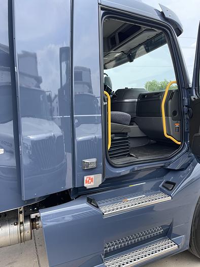 2022 Volvo VNL64, Cummins ISX 12L 400HP CNG Engine, Amazon Truck, 600 miles only