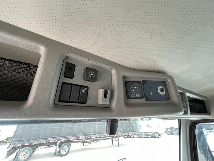 2022 Volvo VNL64, Cummins ISX 12L 400HP CNG Engine, Amazon Truck, 600 miles only