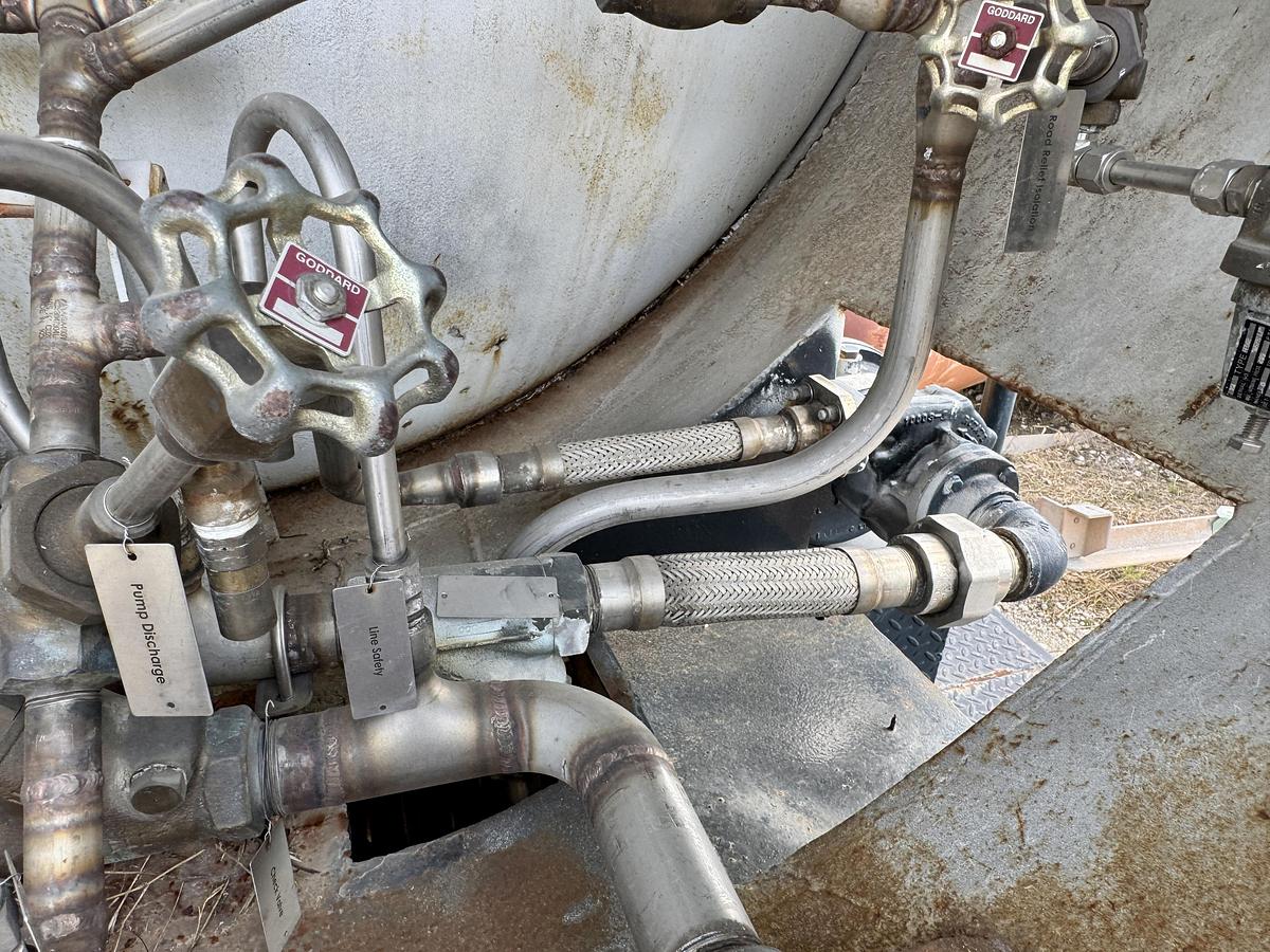 Used Advance Tank Mfg 600 Gallon on 20 ft Goose neck trailer