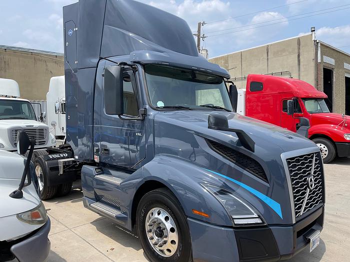 2022 Volvo VNL64, Cummins ISX 12L 400HP CNG Engine, Amazon Truck, 600 miles only