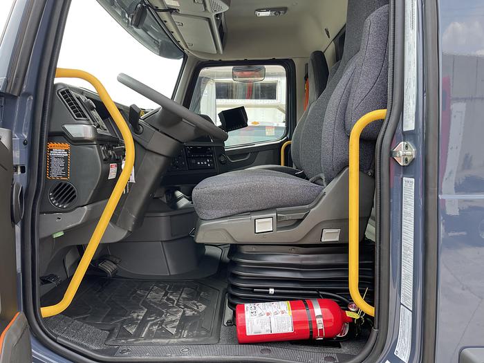 2022 Volvo VNL64, Cummins ISX 12L 400HP CNG Engine, Amazon Truck, 600 miles only