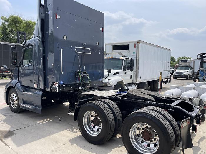 2022 Volvo VNL64, Cummins ISX 12L 400HP CNG Engine, Amazon Truck, 600 miles only