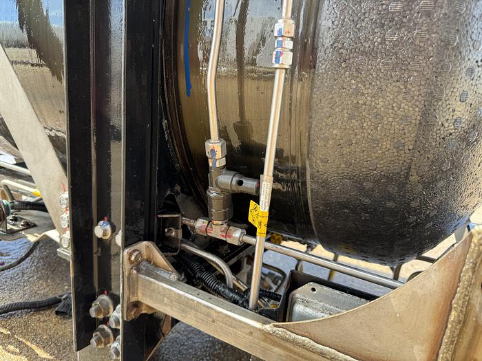 Used 143 GGE CNG Storage Package - Quantum, Back of the cab, 3 tanks pack. Tanks 26x72 (Capacity: 46.7 or 500L each)