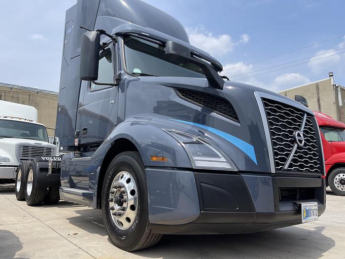 2022 Volvo VNL64, Cummins ISX 12L 400HP CNG Engine, Amazon Truck, 600 miles only