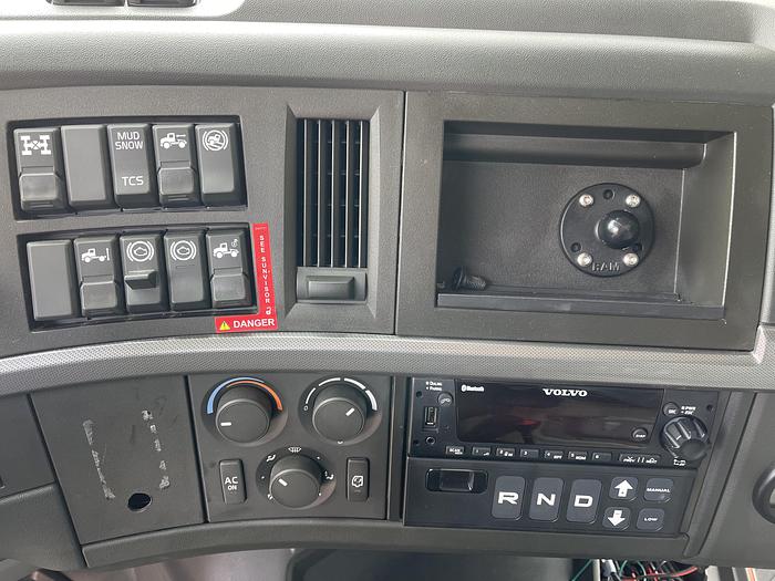2022 Volvo VNL64, Cummins ISX 12L 400HP CNG Engine, Amazon Truck, 600 miles only