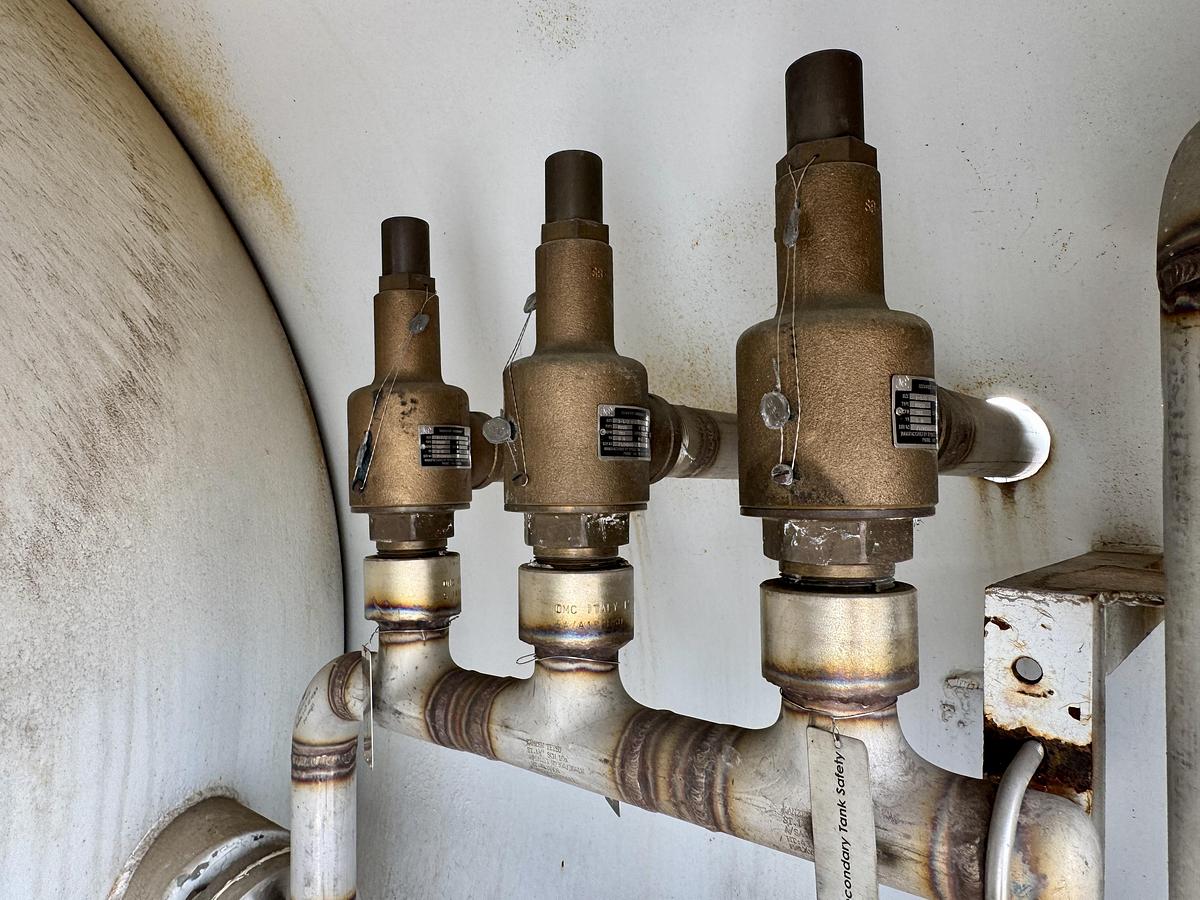 Used Advance Tank Mfg 600 Gallon on 20 ft Goose neck trailer