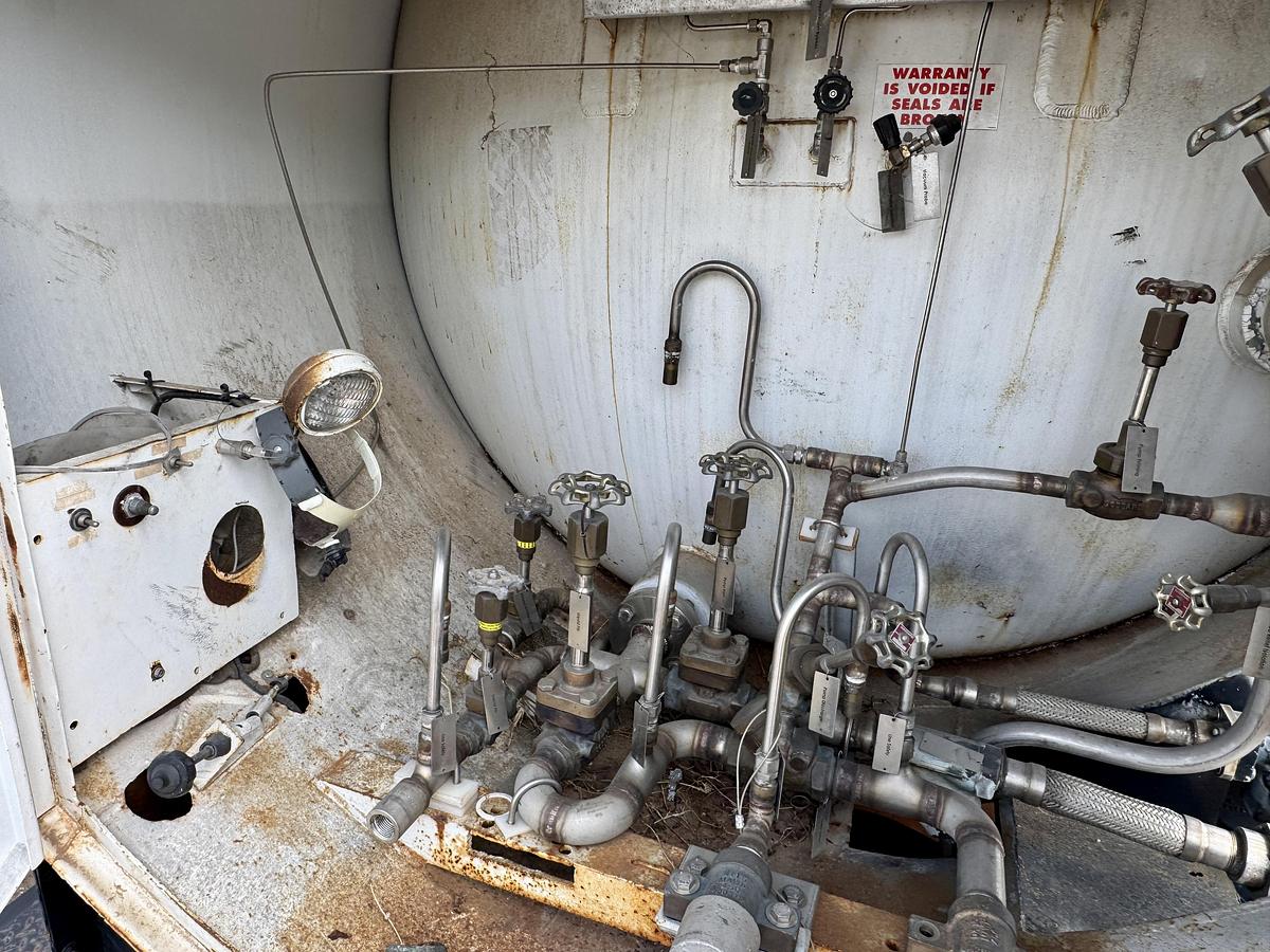 Used Advance Tank Mfg 600 Gallon on 20 ft Goose neck trailer