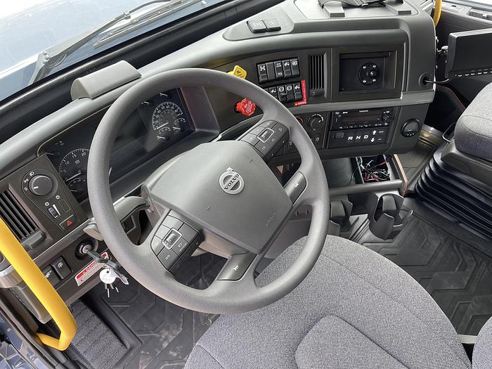 2022 Volvo VNL64, Cummins ISX 12L 400HP CNG Engine, Amazon Truck, 600 miles only