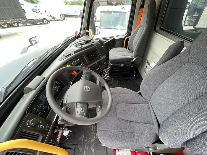 2022 Volvo VNL64, Cummins ISX 12L 400HP CNG Engine, Amazon Truck, 600 miles only