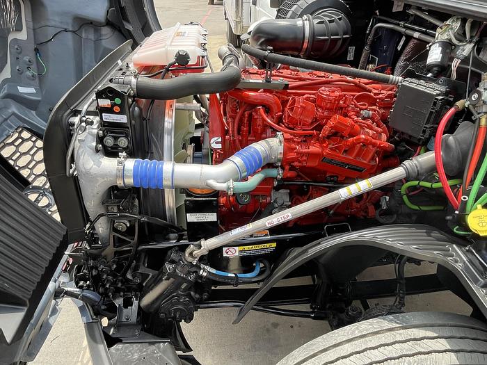 2022 Volvo VNL64, Cummins ISX 12L 400HP CNG Engine, Amazon Truck, 600 miles only