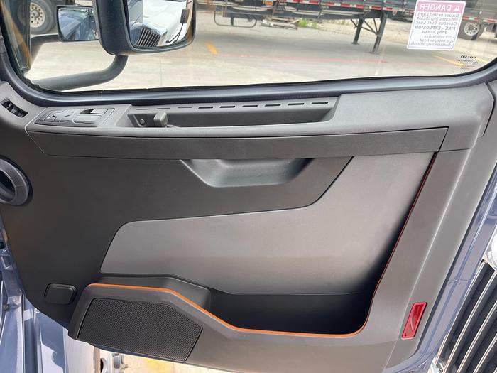 2022 Volvo VNL64, Cummins ISX 12L 400HP CNG Engine, Amazon Truck, 600 miles only