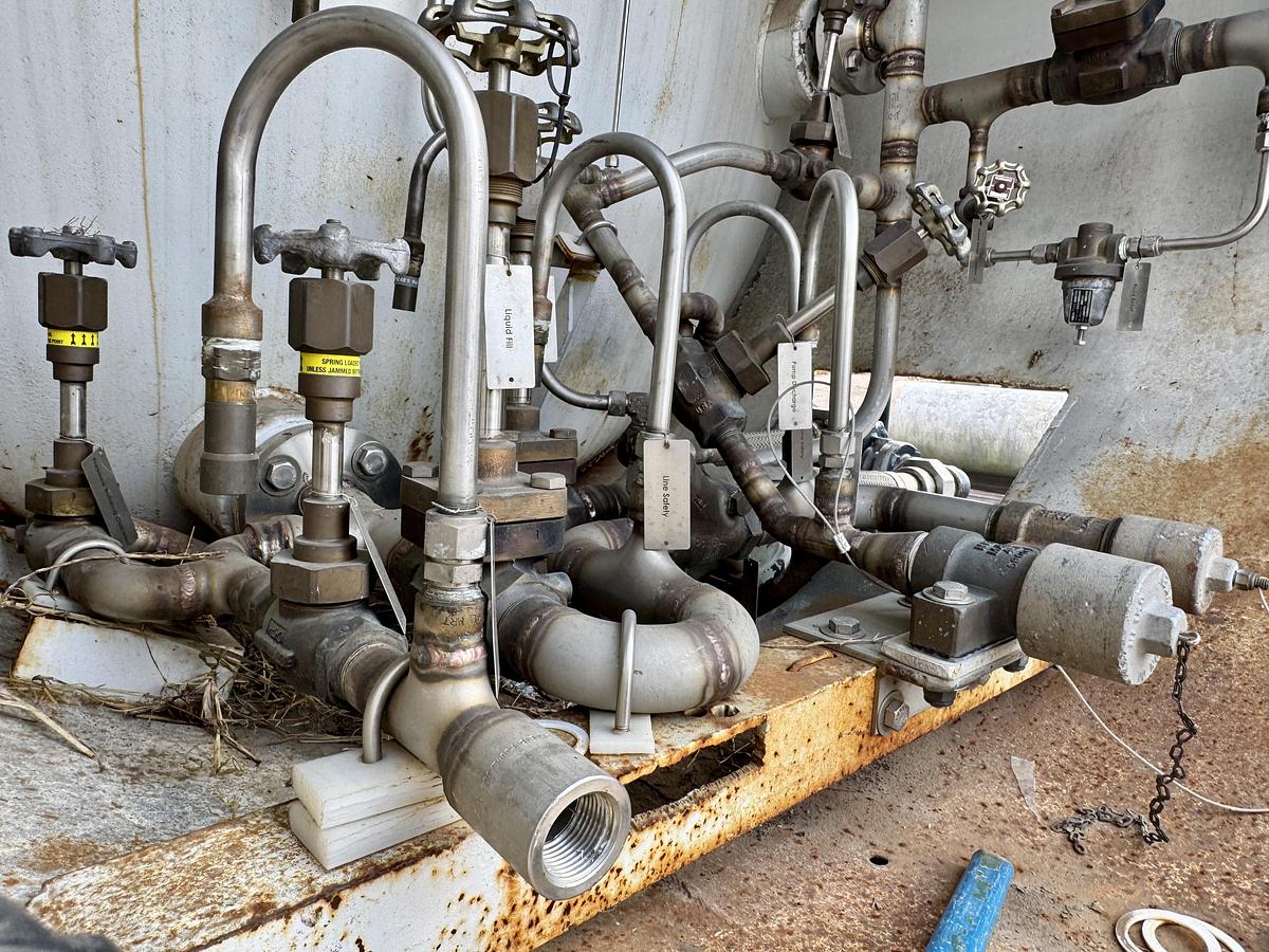 Used Advance Tank Mfg 600 Gallon on 20 ft Goose neck trailer