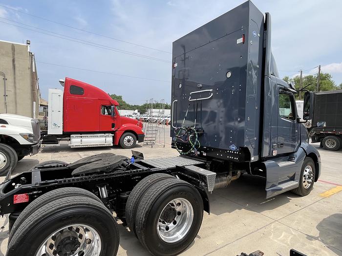 2022 Volvo VNL64, Cummins ISX 12L 400HP CNG Engine, Amazon Truck, 600 miles only