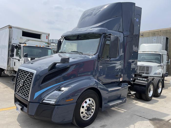 2022 Volvo VNL64, Cummins ISX 12L 400HP CNG Engine, Amazon Truck, 600 miles only
