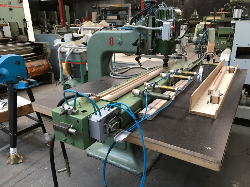 Usato Pantografo speciale per fresatura gambe di lettino per bambini