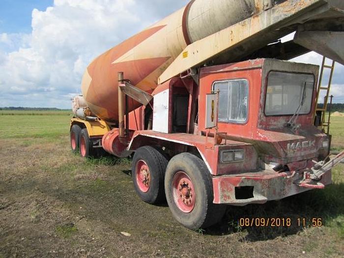 Used 1990 Mack Front Discharge Concrete Mixer Truck
