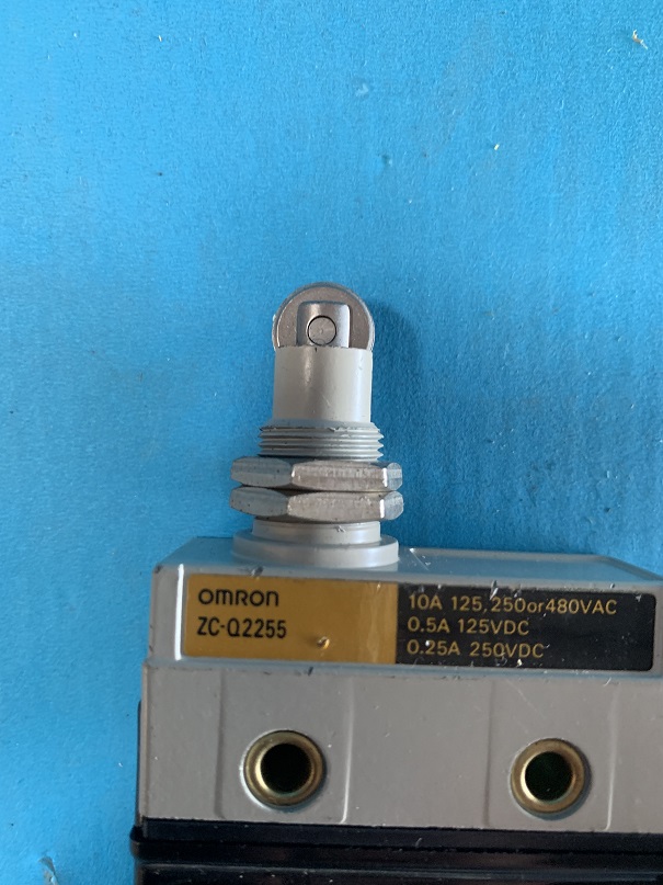 Used Omron Enclosed Limit Switch, Panel Mount Roller Plunger ZC-Q2255