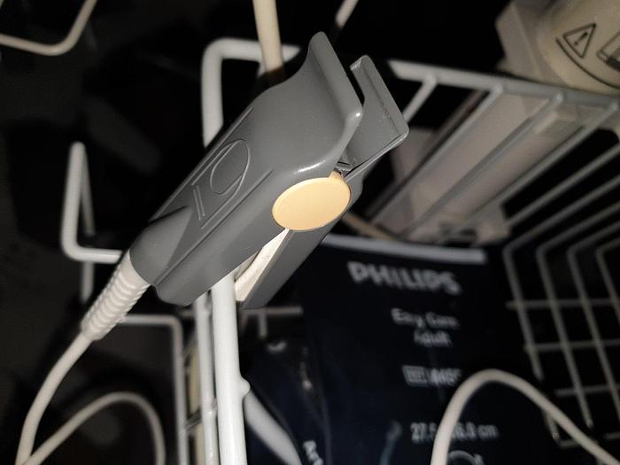 Used Philips SureSigns VS2+ Monitor auf Trolley mit Blutdruckmanschette und Fingersensor