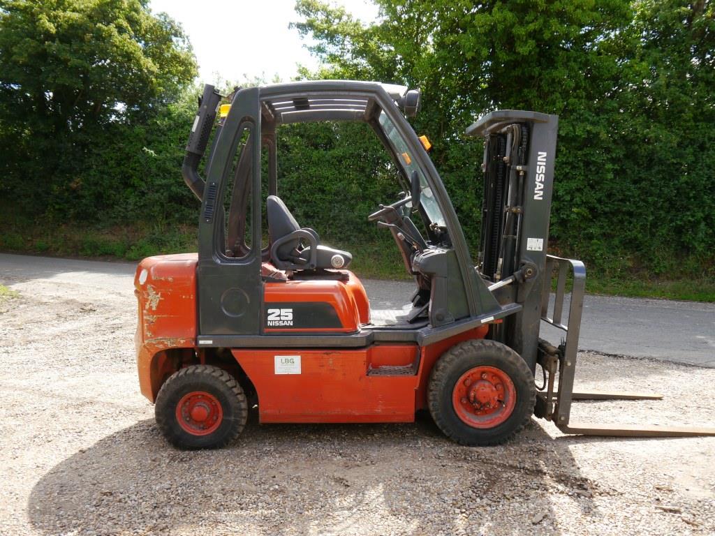 Used Nissan 25 Forklift
