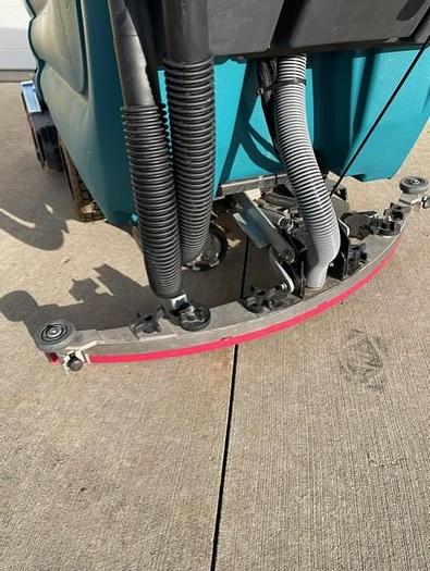 Used TENNANT 5700-800C WALK-BEHIND FLOOR SCRUBBER (BATTERY)