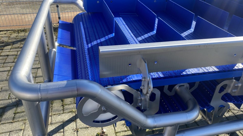 Conveyor belt with cleaning system