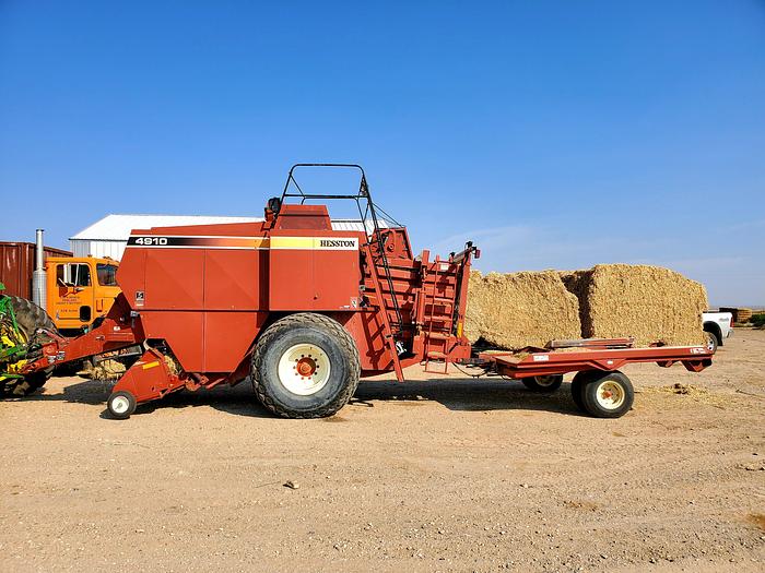 Used 2004 Hesston 4910 Baler w/ Accumulator