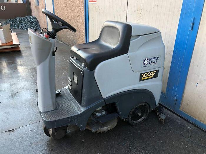 Usato LAVASCIUGA UOMO A BORDO NILFISK BR 751