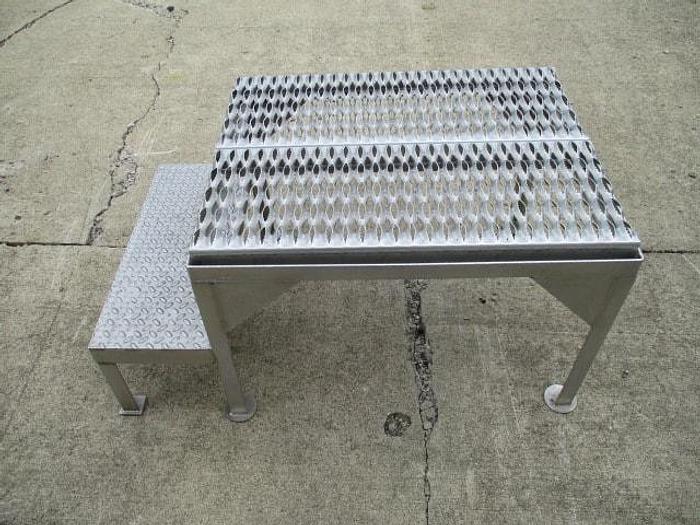 Used Work Platform, 24"x 30" with Step, Serrated deck, 21" high