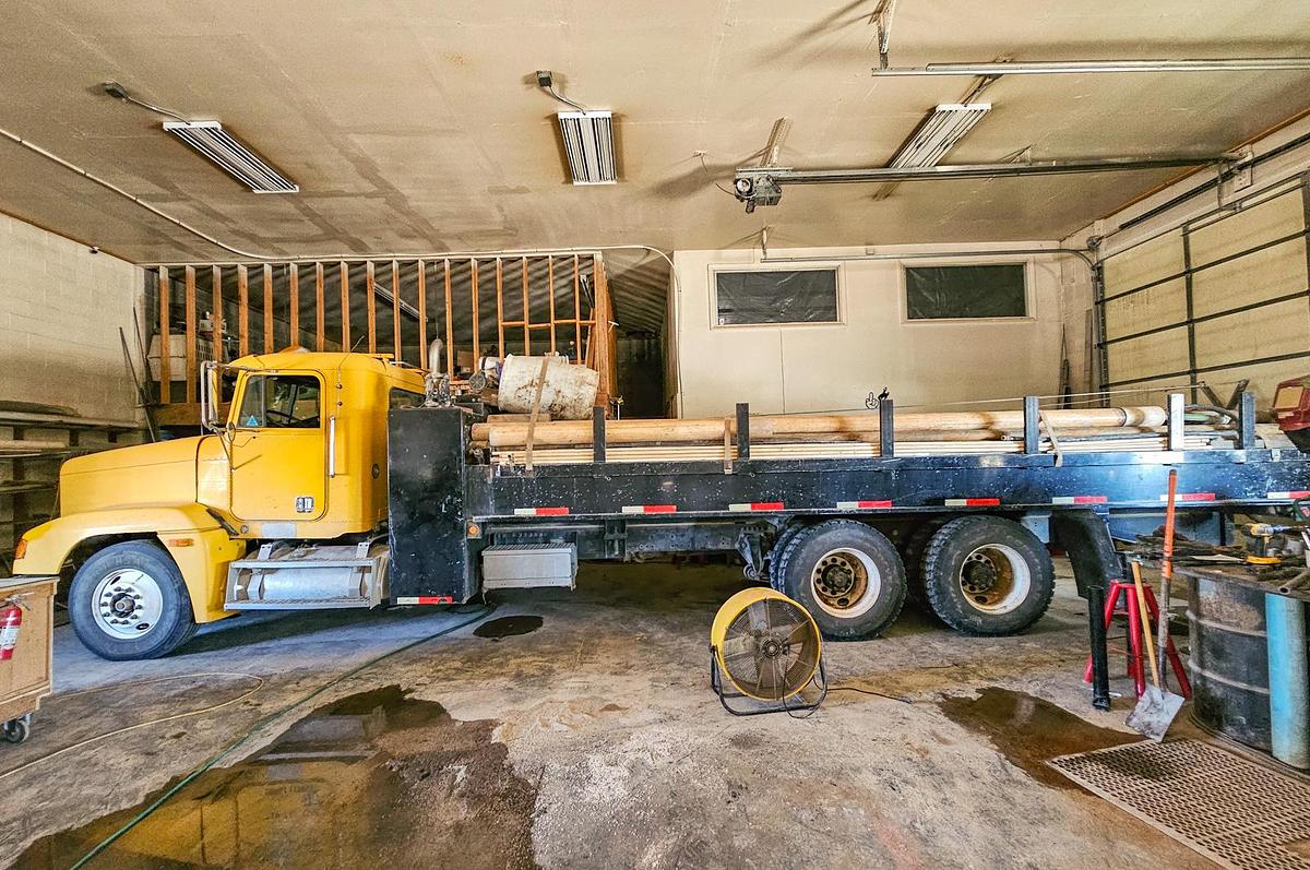 Used 1998 Freightliner Support Truck.