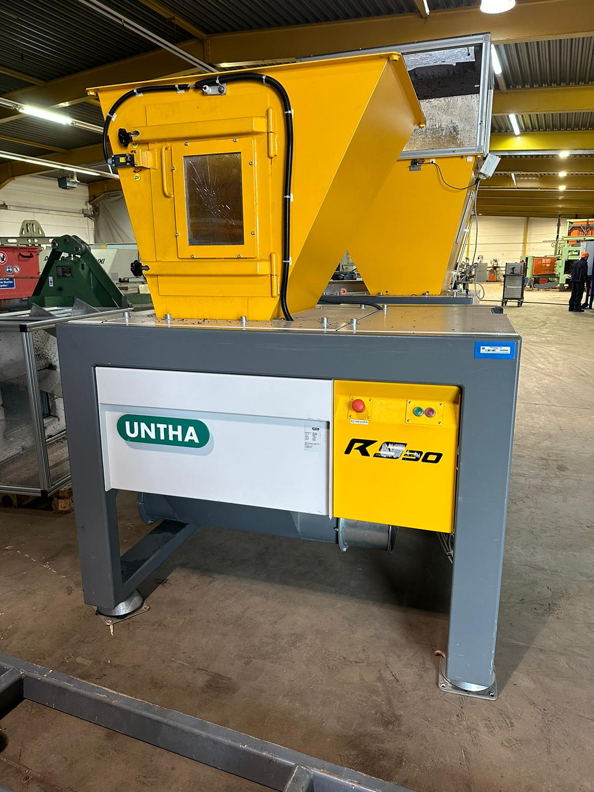 Used 4-Wellen Zerkleinerer Untha, Typ RS 30 für universelle Recyclinganwendungen, Baujahr 2015