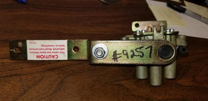 Used NEW SURPLUS HEIGHT CONTROL VALVE 9257 RIDE HEIGHT