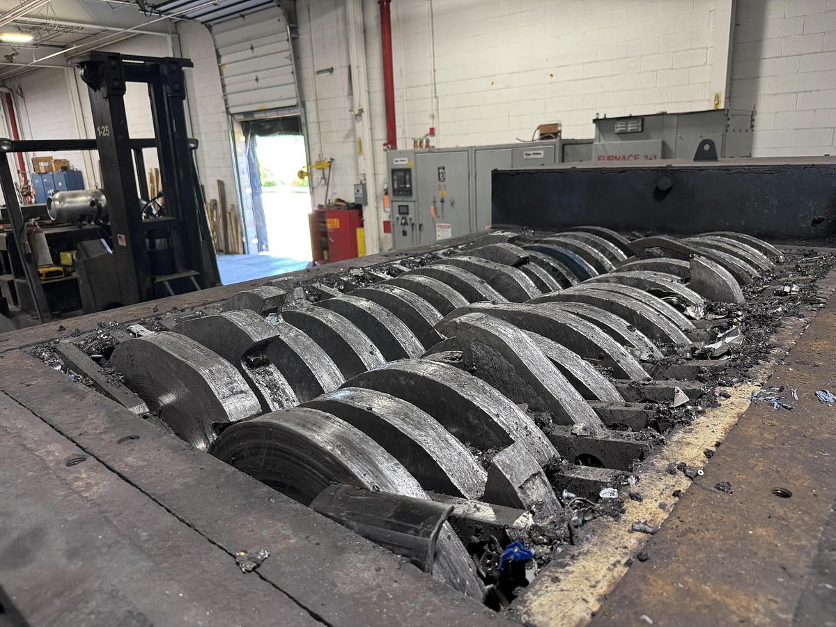 Used SSI SHREDDING SYSTEMS 2400e DOUBLE SHAFT 200 HP