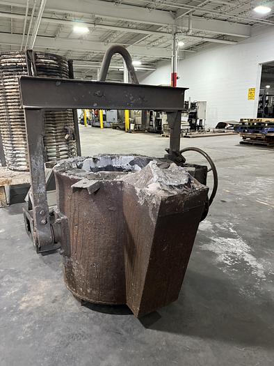 Used LIP POUR  LADLE