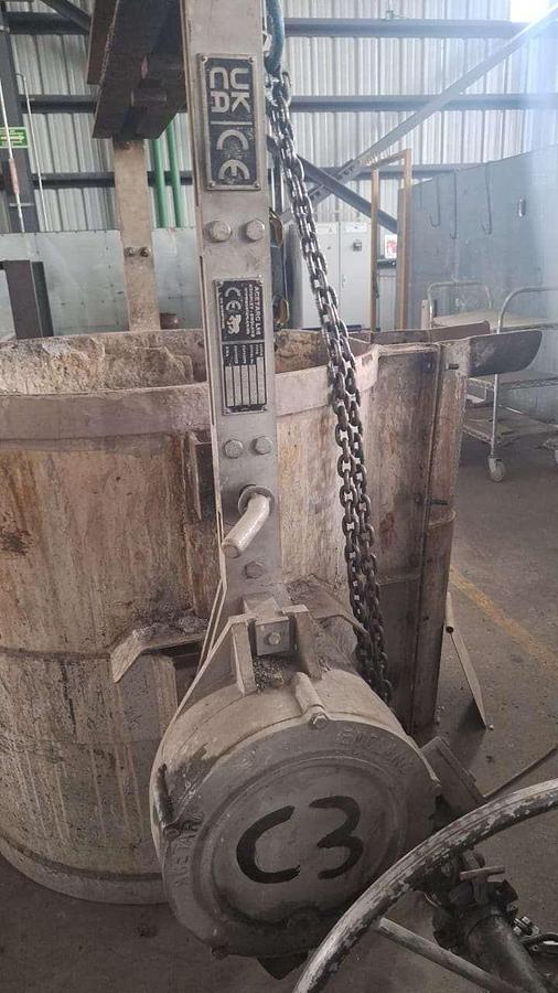 Used ACETAR 3 TON GEARED POURING LADLE