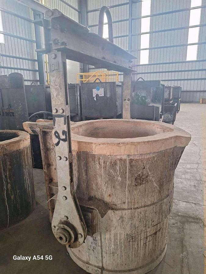 Used ACETAR 1.5 TON GEARED POURING LADLE