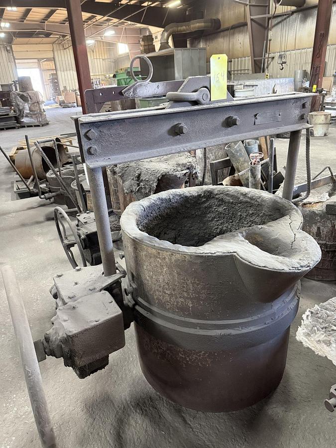 Used MODERN 29" GEAR LIPPOUR LADLE