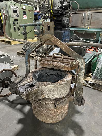 Used MODERN EQUIPMENT  GEARED LIP POUR LADLE